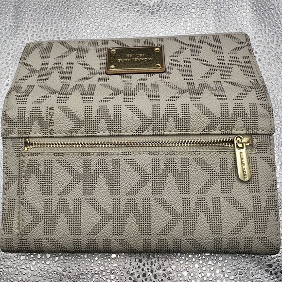 Michael Kors Vanilla Signature Jet Set Leather Wallet Checkbook - Gently Used - Picture 8 of 16